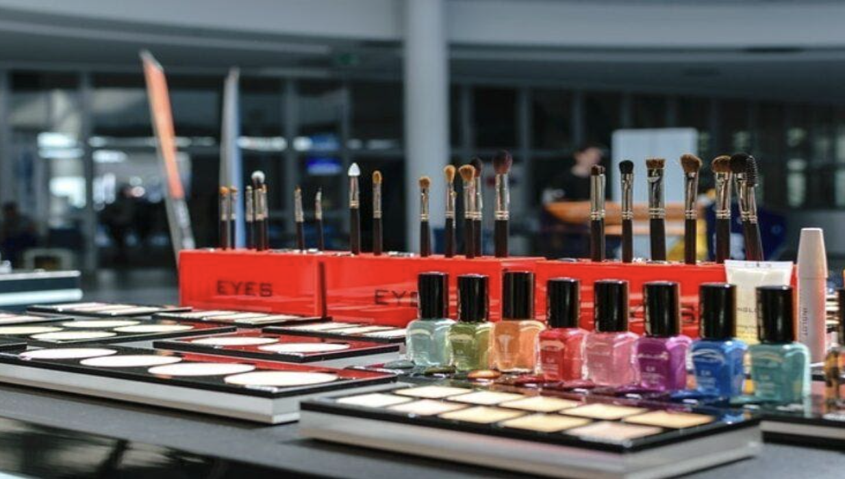 Why Cosmetic Industries Are Choosing Cosmetic Packaging At Wholesale