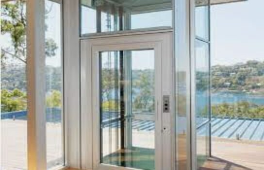 مقارنة بين المصاعد المنزلية التي لا تحتوي على غرفة مع المصاعد التقليدية